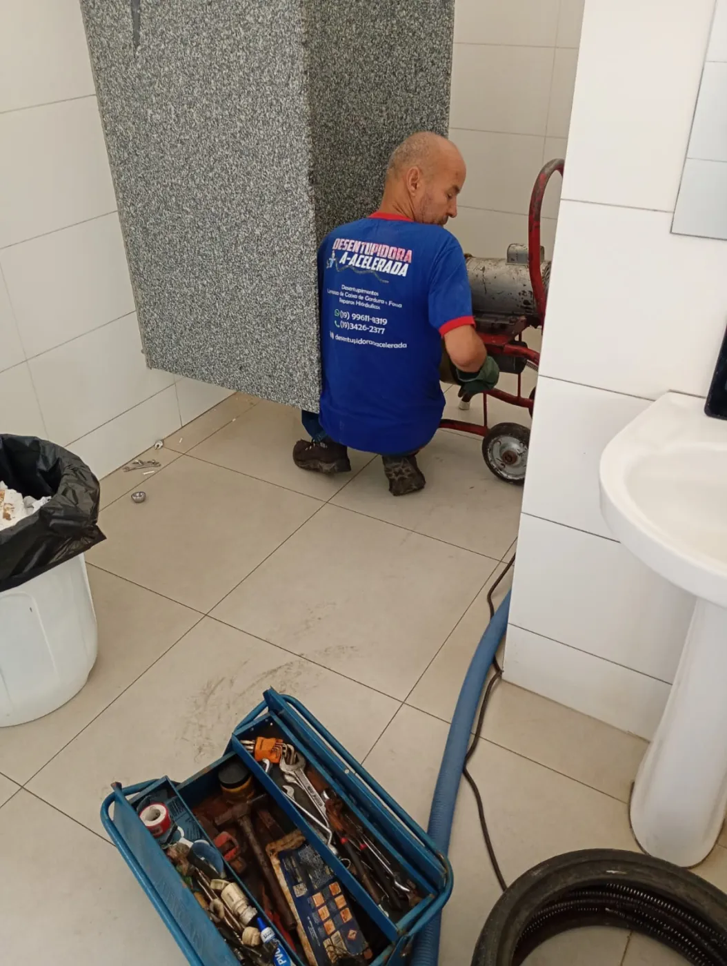 Equipamento e caixa de ferramentas da A-Acelerada em atendimento residencial