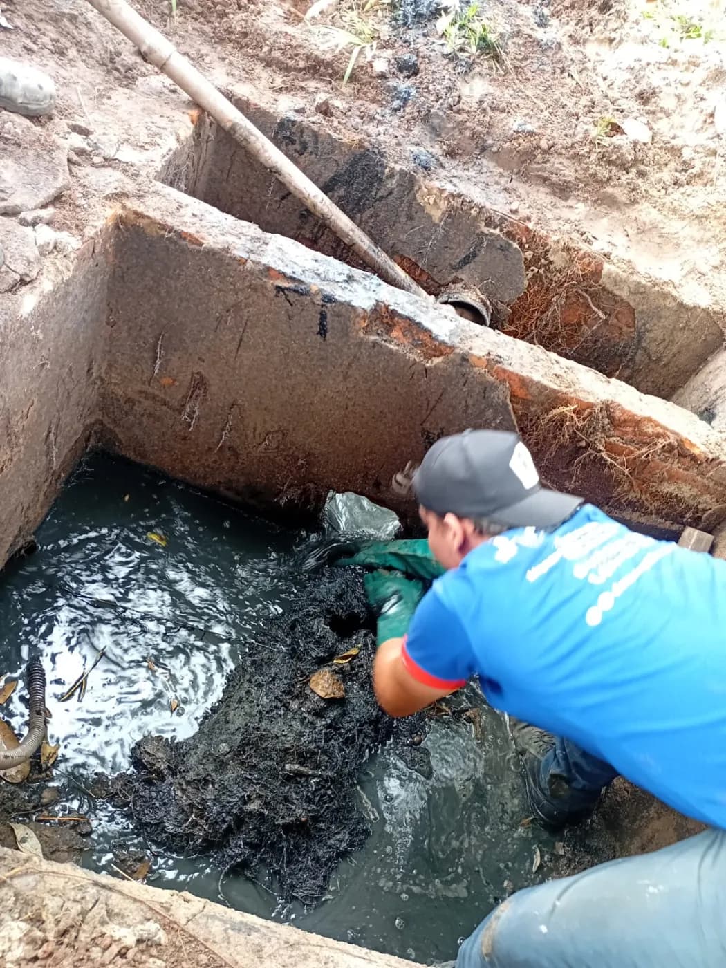 Limpeza de caixa de gordura com remoção do resíduo acumulado