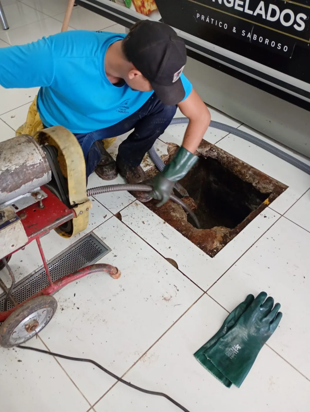 Desentupimento de ralo no piso de um estabelecimento comercial