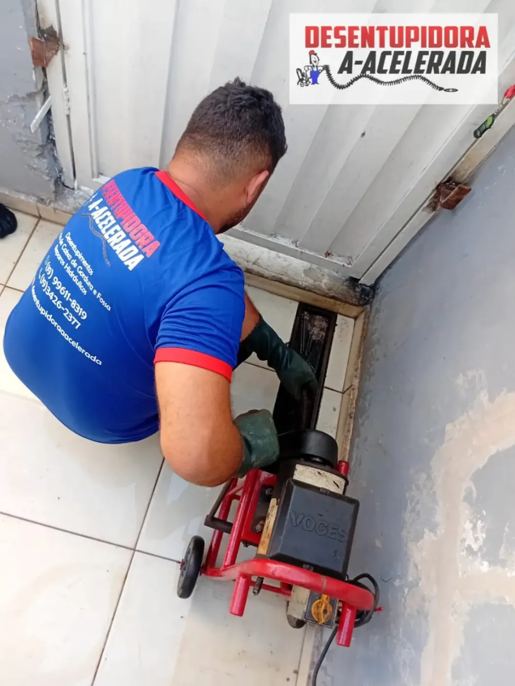 Técnico desentupindo ralo de área externa com máquina