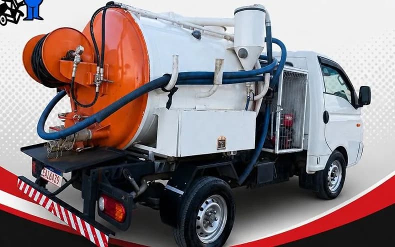 Caminhão de sucção da Desentupidora A-Acelerada para limpeza de fossa